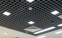 Какие светильники используются для потолков грильято? 