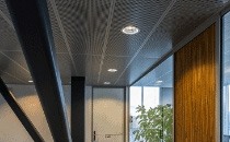 Что такое сетчатый потолок и в каких помещениях он используется?
