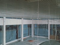 Автоцентр «ПЕТРОВСКИЙ» — подготовительные работы для установки решетчатого подвесного потолка грильято