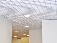 Главный зал салона красоты - установка потолка грильято 100×100мм